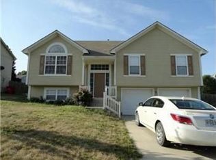 1020 NW Scenic Dr, Grain Valley, MO 64029