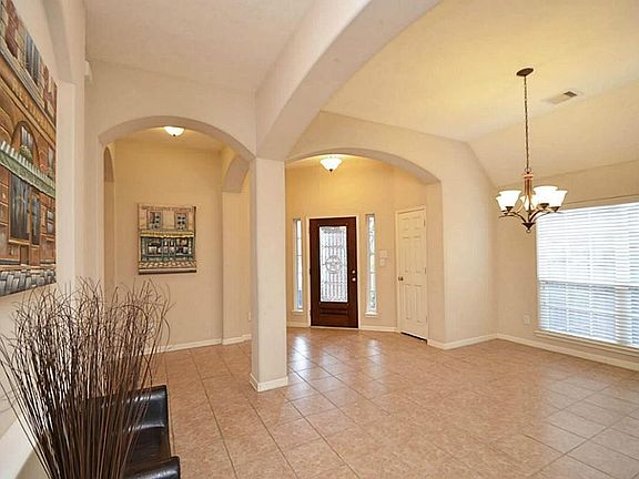 Rounded archways and unique art niches add elegance to your