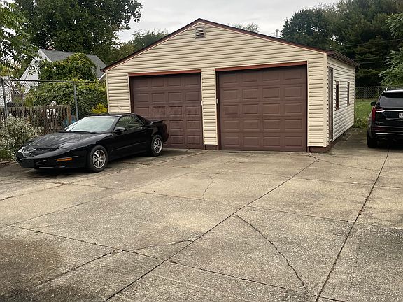 5th image of 1581 Hobart Ave