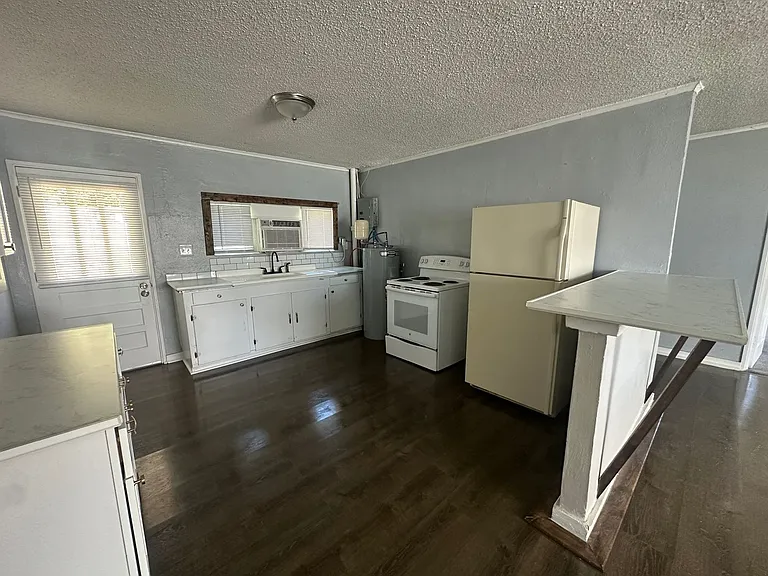 1326 Barry St — Photo 5