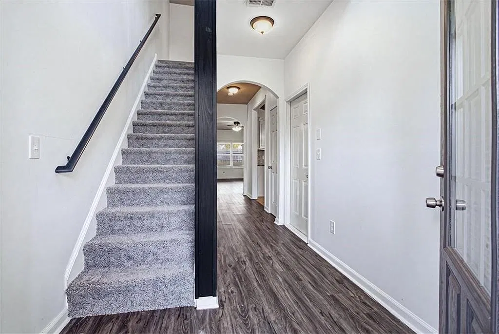 3 bed, 2.5 bath, 2084 sqft, $2,200 — Photo 4
