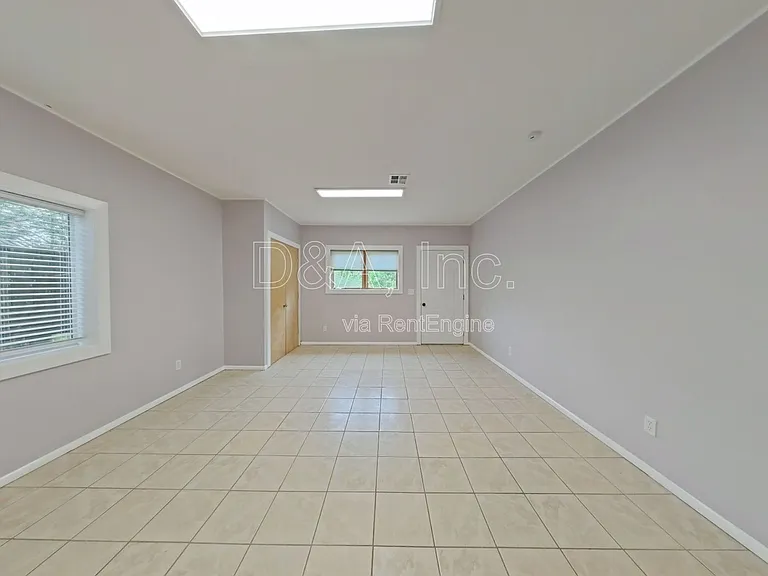 236 NW Walker Ln #B — Photo 2