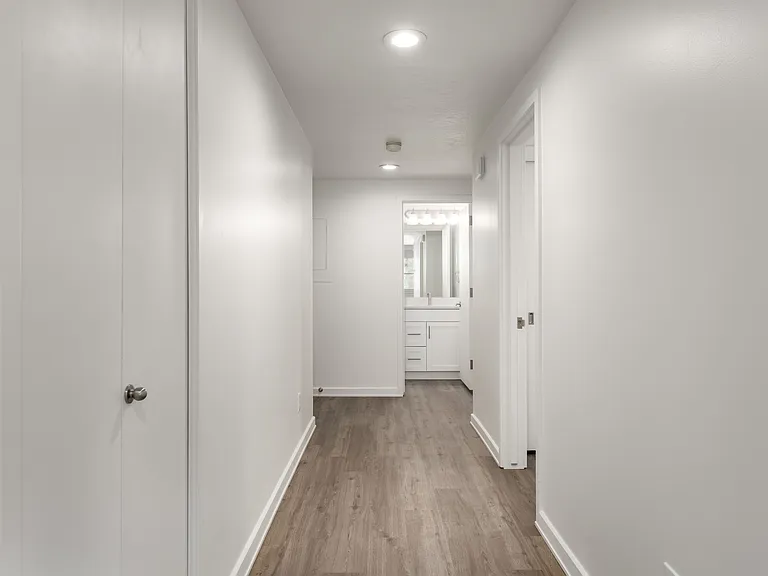 Eagle Gate Apartments — Photo 35