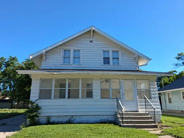 2428 E Walnut St, Des Moines, IA 50317