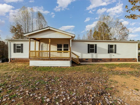 1176 Peppertree Dr, Mount Holly, NC 28120