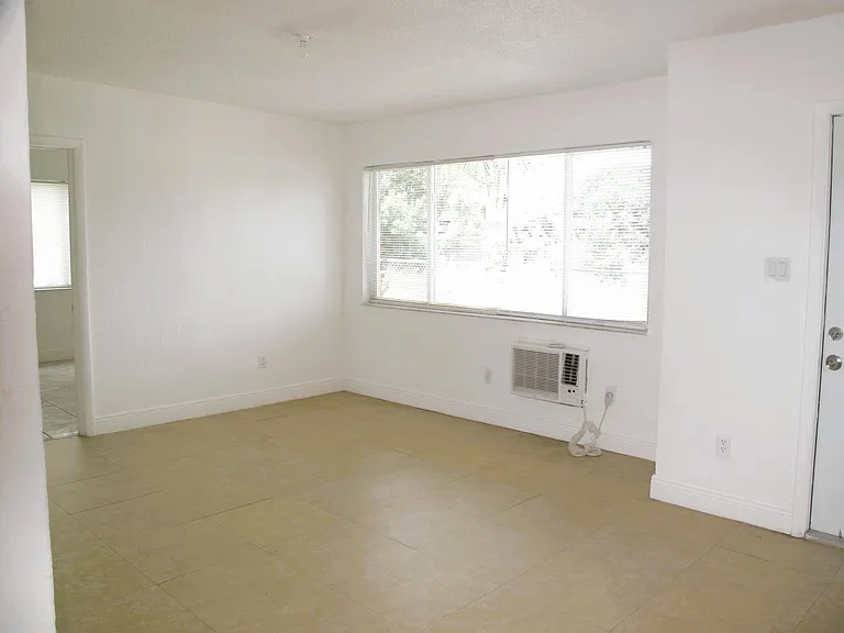 340 NW 6th St #2 — Photo 5