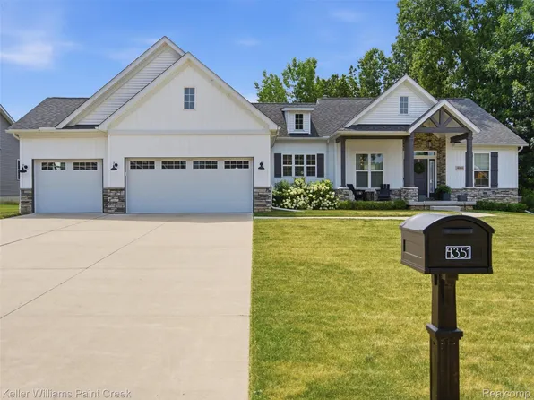 4351 Stepping Stone Ln, Fenton, MI 48430