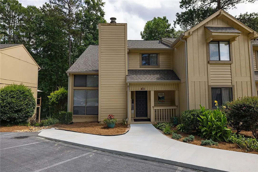 4 bed, 3.0 bath, 2300 sqft, $2,650 — Photo 1