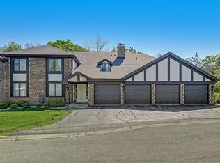 5825 Buck Ct #10-8, Westmont, IL