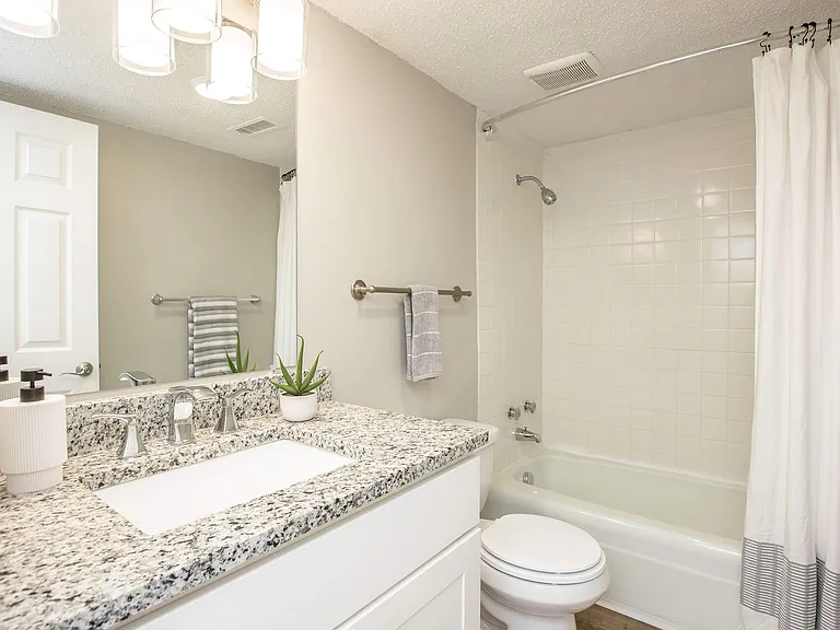 Kingston Pointe Apartments — Photo 9