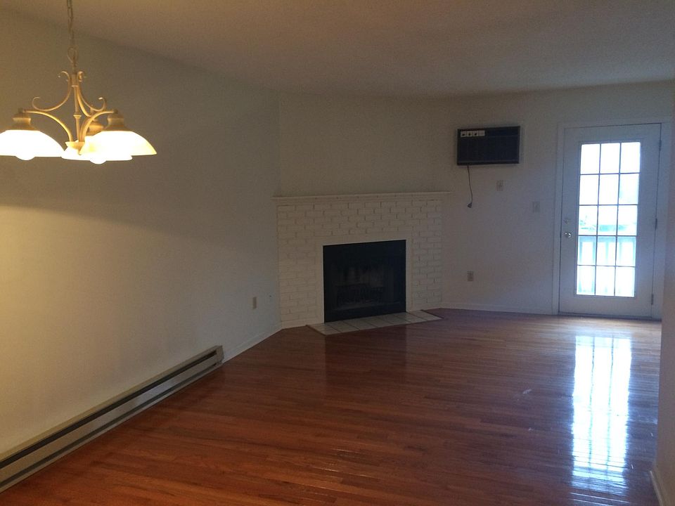 Living/dining area