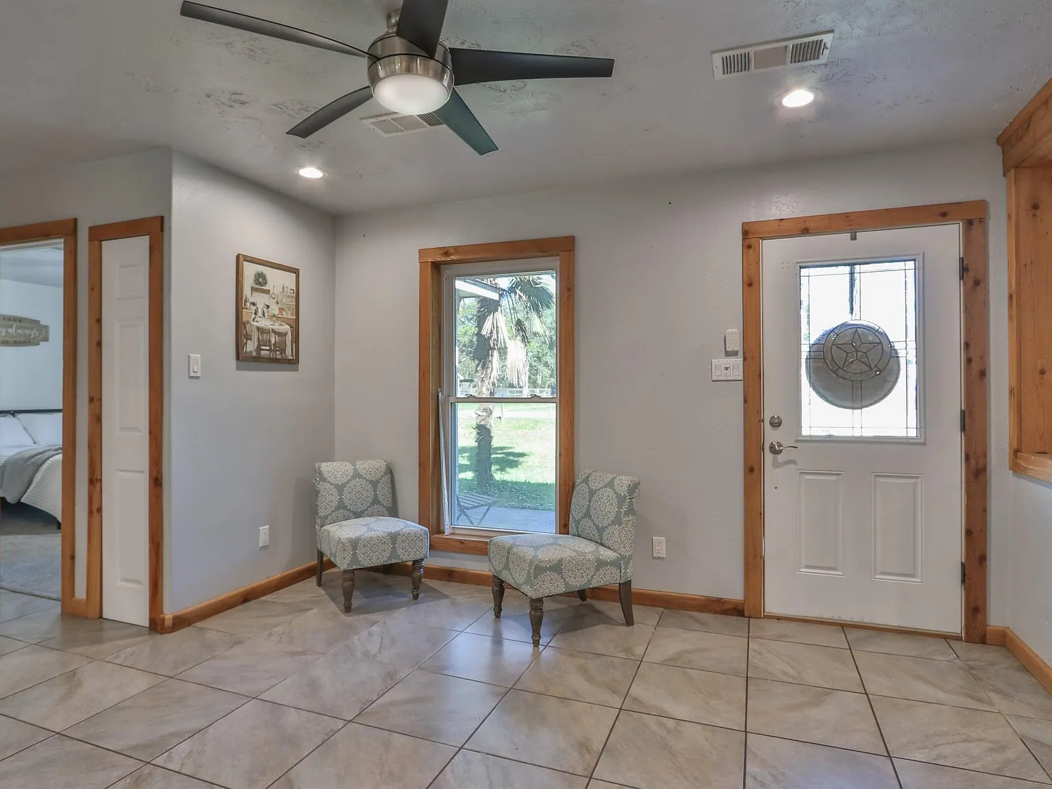 3 bed, 2.0 bath, 1197 sqft, $1,900 — Photo 4