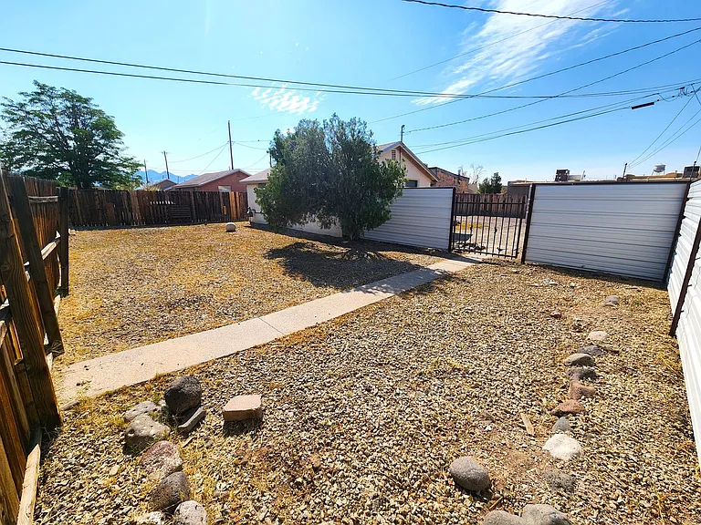 1037 Brownlee Ave — Photo 4