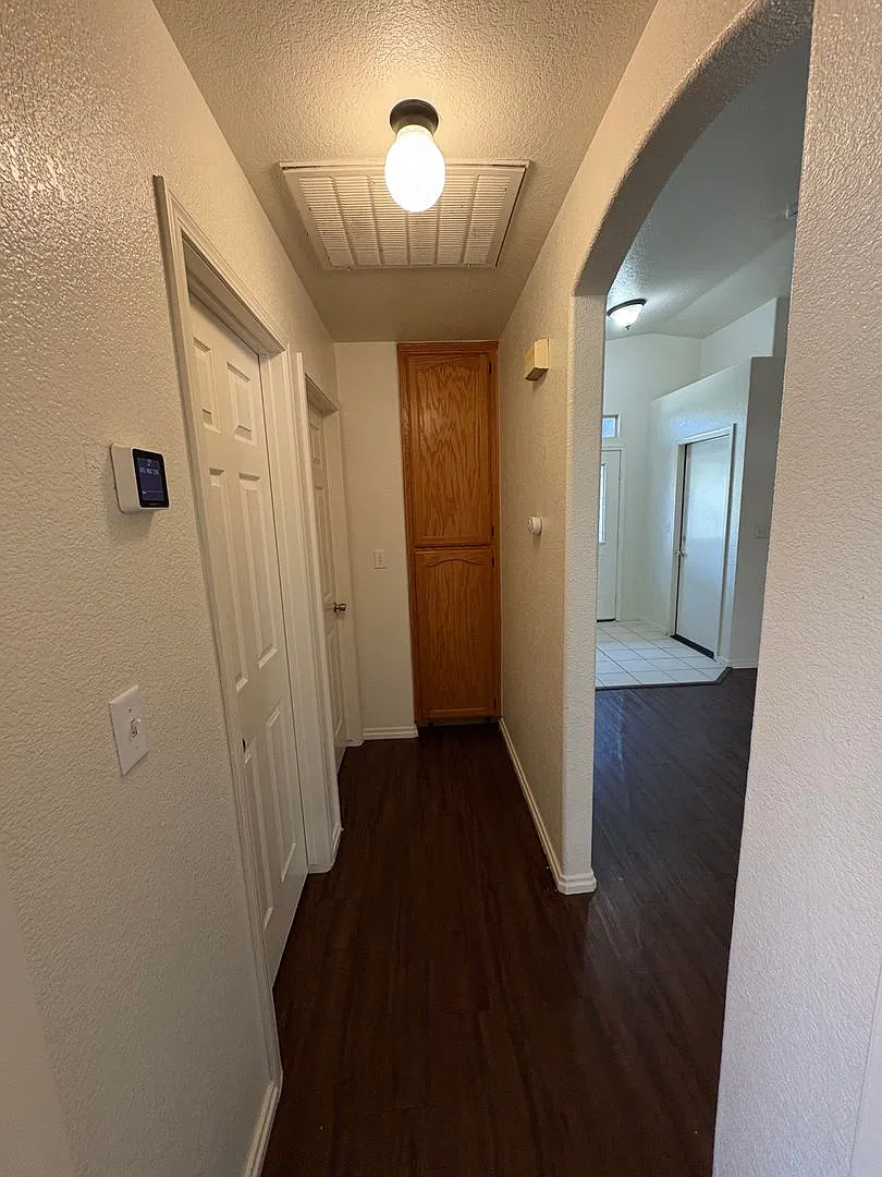 Spacious Tulare home Available Now! — Photo 2