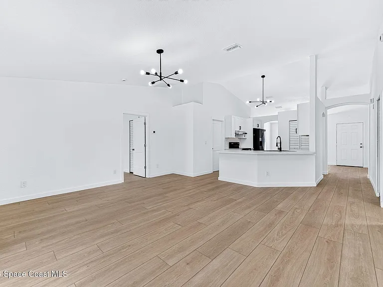 711 Avalon St SE — Photo 16