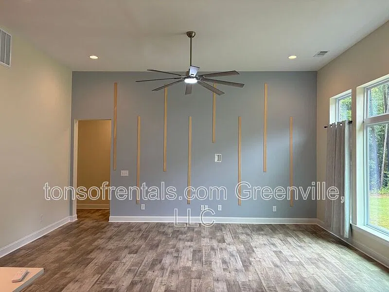 4 bed, 2.5 bath, 2374 sqft, $2,995 — Photo 4