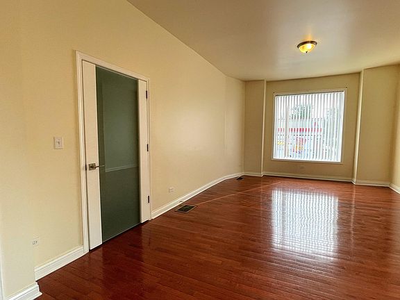 4th image of 264 N Sacramento Blvd