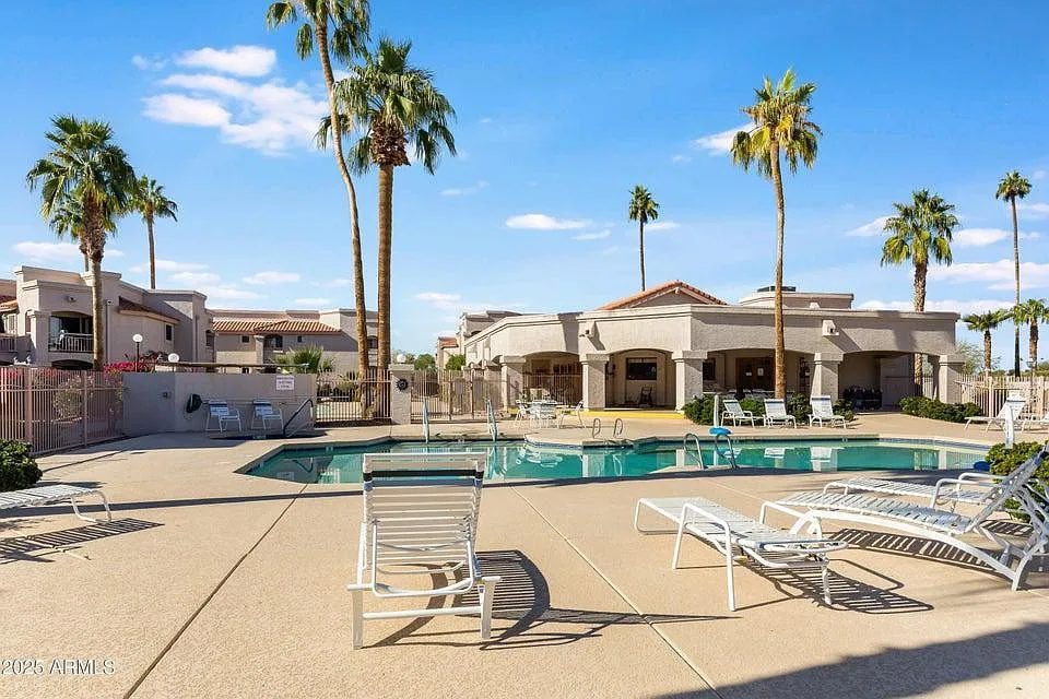 2 bed, 2.0 bath, 978 sqft, $1,350 — Photo 3
