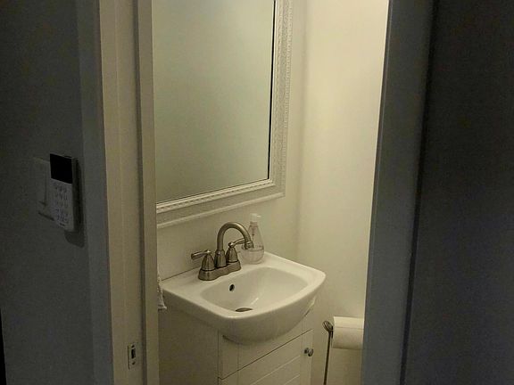 Downstairs 1/2 bathroom