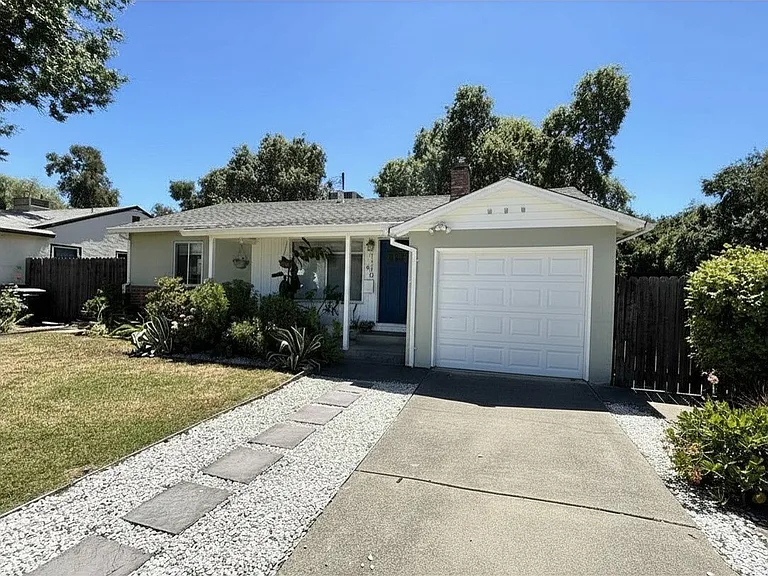 1110 Sherburn Ave — Photo 2