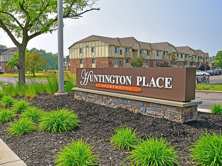 Huntington Place Apartments — Photo 22