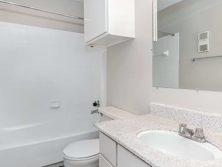 Castlewood Apartments — Photo 24