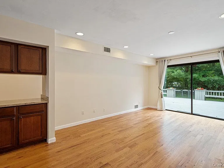90 Foxwood Dr — Photo 8