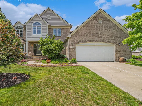 186 Easton Dr, South Lyon, MI 48178