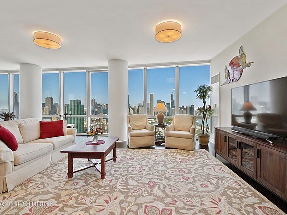 3rd image of 1211 S Prairie Ave APT 5005
