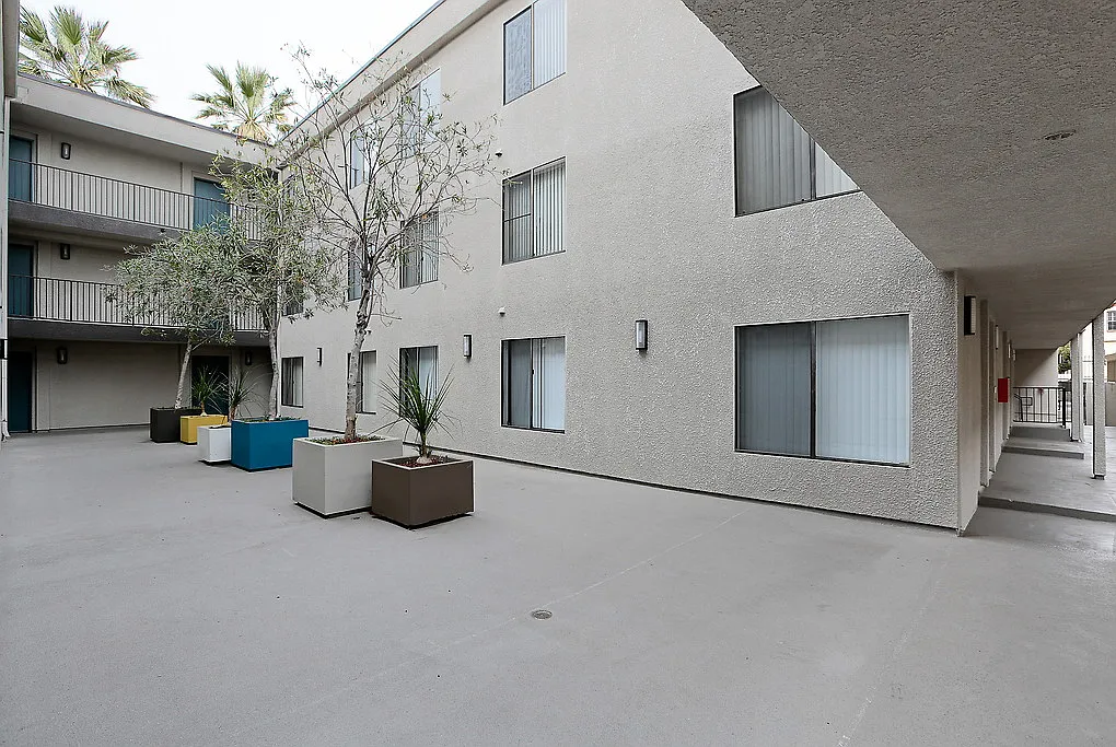 Windsor Court — Photo 2