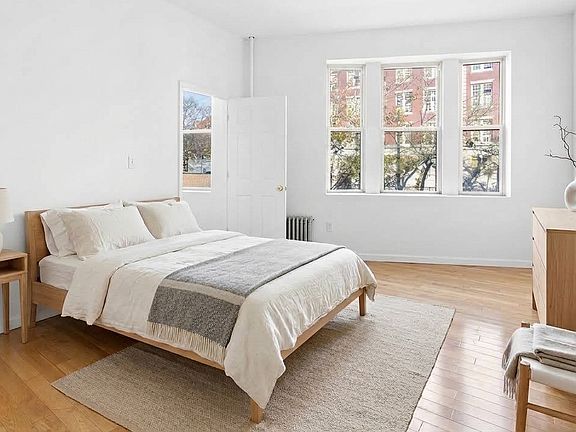 3rd image of 1320 Cortelyou Rd APT 1