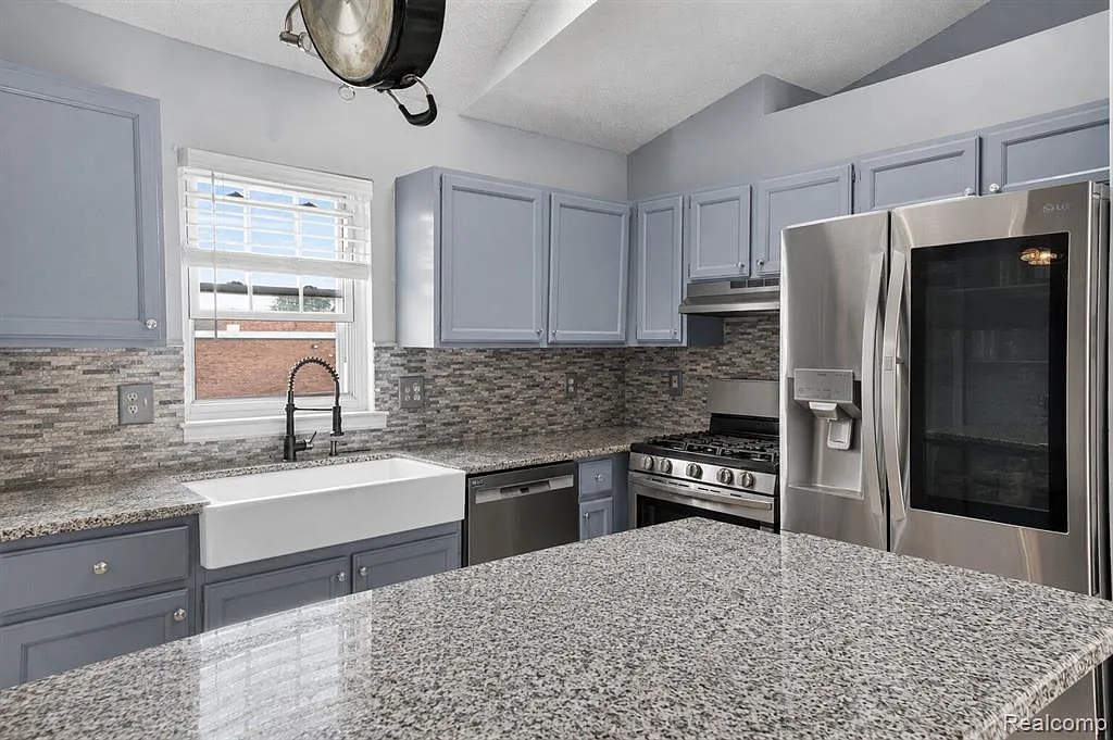 3 bed, 2.0 bath, 1600 sqft, $2,400 — Photo 4