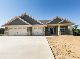 1989 Creek Wood Dr, Dubuque, IA 52003