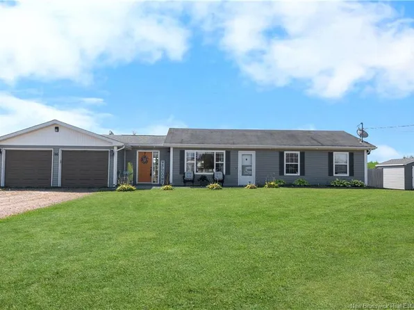 16 Cyril Ln, Beaubassin East, NB E4N 3B5