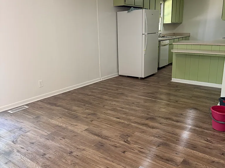 207 Deerwood Cir — Photo 3
