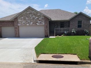 884 W Heather Glen Dr, Nixa, MO 65714