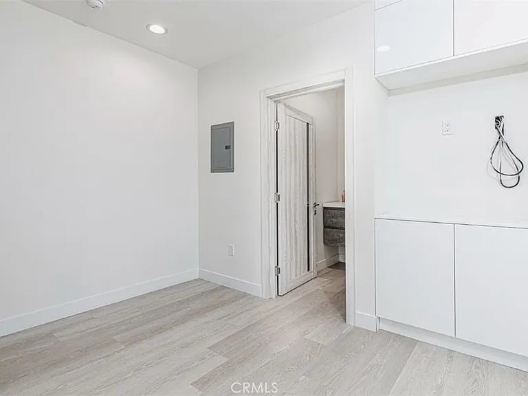 7446 Mammoth Ave — Photo 11