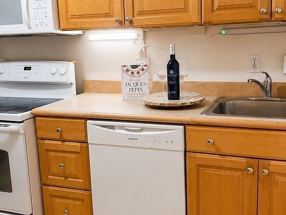 2nd image of 100 Marion St #B