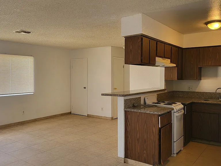 3117 E Carey Ave — Photo 2