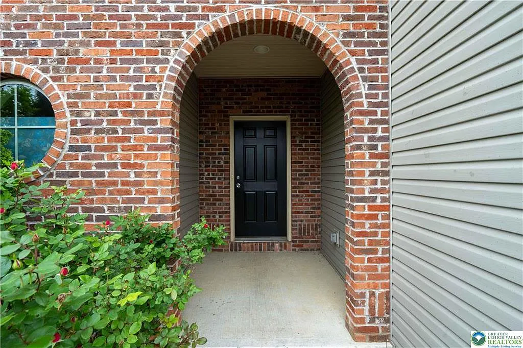 3 bed, 2.5 bath, 1855 sqft, $2,700 — Photo 2