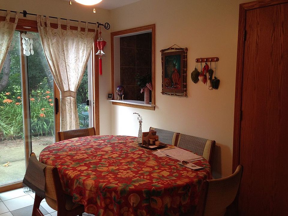 Kitchen dining area