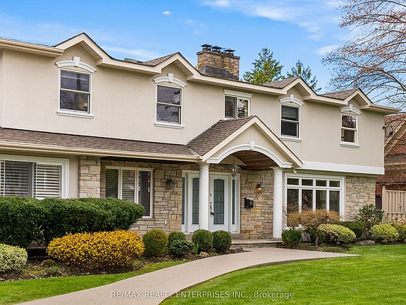 3rd image of 2154 Oneida Cres