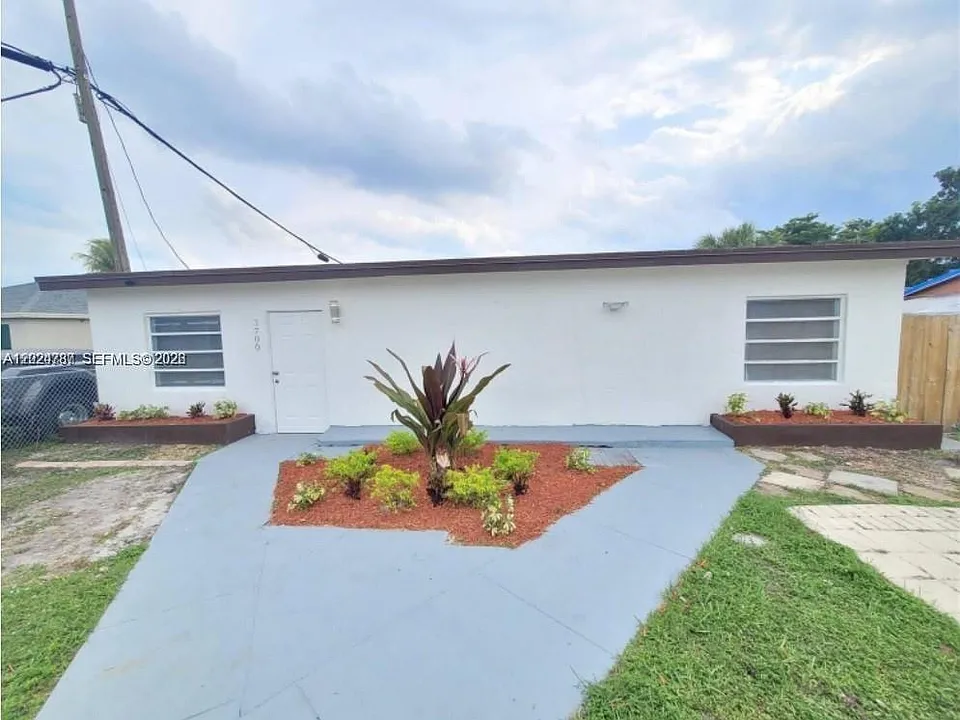 3700 SW 13th Ct
