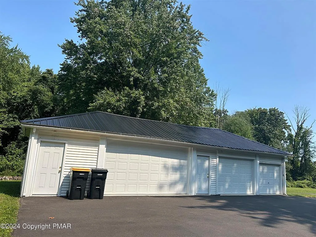 4 bed, 2.0 bath, 2300 sqft, $3,000 — Photo 4