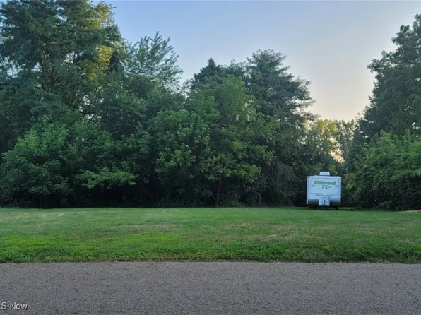 2785 Nesmith Lake Blvd, Akron, OH 44314