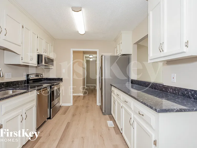2438 Amity Ave — Photo 6