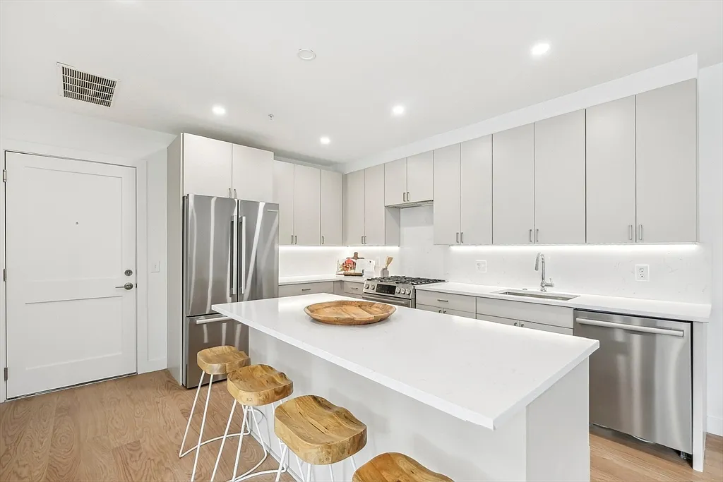 2 bed, 2.0 bath, 1103 sqft, $4,650 — Photo 4