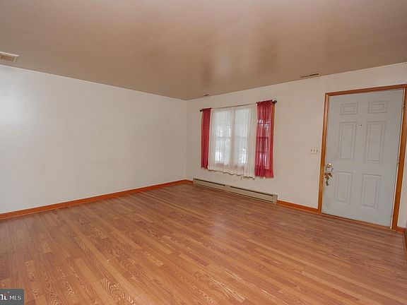 4th image of 607 E Pine St