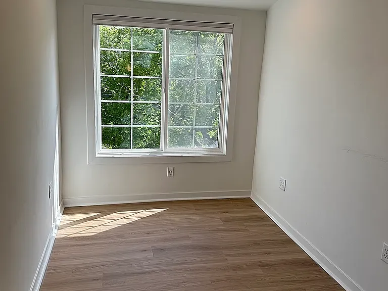 152 Winifred St W #2 — Photo 5