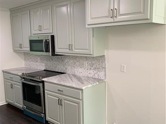 3rd image of 221 Woodridge Cir